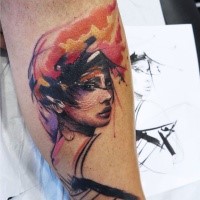Abstrakert Stil farbiges Bein Tattoo mit Gesicht der schönen Frau