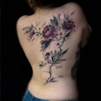 Tatuaje en la espalda, flores silvestres abstractas en tonos pastel