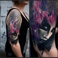 Abstrakter Stil gefärbtes mystisches Gesicht der Frau Tattoo auf der Schulter