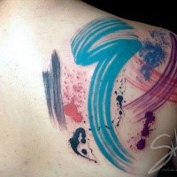 Abstrakter Stil farbiges Schulter Tattoo mit verschiedenen Linien