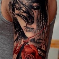 Abstrakter Stil farbiges Schulter Tattoo von Frau mit Rosen