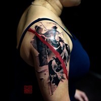Abstrakter Stil farbiges Schulter Tattoo mit roter Linie