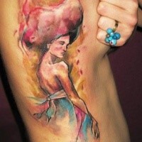 Abstrakter Stil farbiges Seite Tattoo mit der schönen Frau mit roten Haaren