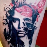 Abstraktstil farbiger Tattoo der Frau mit Schmetterling und Schädels