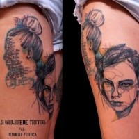 Abstrakter Stil farbiges Oberschenkel Tattoo von Porträt der Mann und Frau mit Schriftzug
