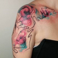 Tatuaje en el hombro, flores interesantes extraordinarias en estilo abstracto