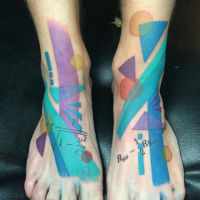 Abstrakter Stil gefärbte verschiedene geometrische Figuren Tattoos an Füßen mit mathematischen Formeln