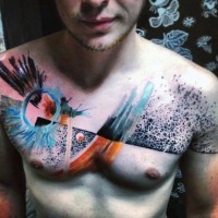 Tatuaje en el pecho,  estilo abstracto grande multicolor