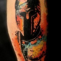 Tatuaje en el antebrazo,
armadura de guerrero medieval, estilo abstracto multicolor