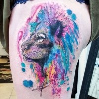 Abstrakter Stil buntes Oberschenkel Tattoo mit Löwenkopf