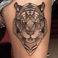 Tatuaje en el muslo, 
tigre exclusivo negro blanco, estilo geométrico