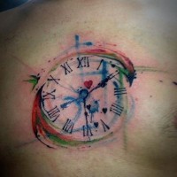 Tatuaje en el pecho, reloj estilizado en estilo abstracto