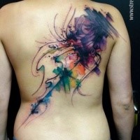 Abstrakter Stil großes Tattoo am ganzen Rücken mit schönen Verzierungen