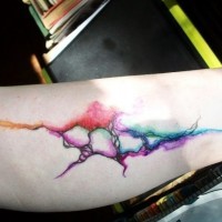 Tatuaje colorido en el antebrazo, dibujo pequeño abstracto