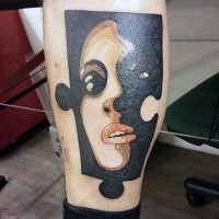 Abstrakter Stil mittleres Bein Tattoo von Puzzleteil mit Porträt der Frau