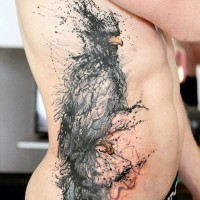 Tatuaje en el costado, águila fascinante de estilo abstracto