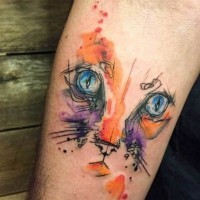 Tatuaje colorido en el antebrazo,  cara abstracta de gato