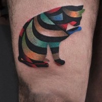 Tatuaje en el muslo,  gato abstracto de líneas de varios colores