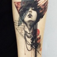 astratto stile multicolore geometrico ritratto di donna con lettere tatuaggio su braccio