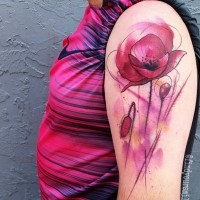 Tatuaje en el hombro, amapolas delicadas en estilo abstracto