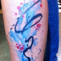Tatuaje de abstracción interesante de colores en la pierna