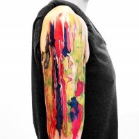 Abstrakter Stil mehrfarbiges Schulter Tattoo