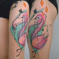 Abstrakter Stil mehrfarbiges Oberschenkel Tattoo mit Herr Flamingo