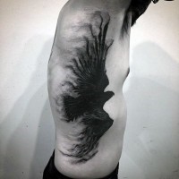 Tatuaje en el costado,  cuervo espectacular volando, color negro