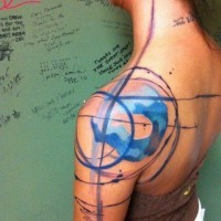 stile astratto mistico blue tatuaggio su spalla e nuca