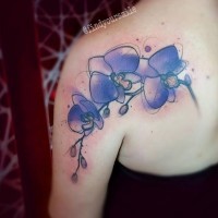 Tatuaje colorido en el hombro, flores delicadas abstractas