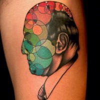 astratto stile dipinto meta faccia uomo meta cerchie colorati tatuaggio su braccio