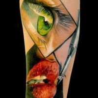 Tatuaje en el antebrazo, ojo verde claro y labios rojos
