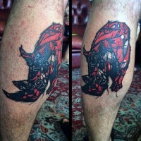 Abstrakter Stil rotes Bein Tattoo von kleinem Nashorn