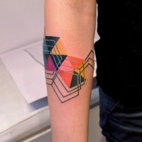 Tatuaje en el antebrazo,
figuras geométricas de varios colores, estilo abstracto