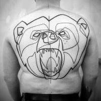 Tatuaje en la espalda, diseño de oso peligroso inacabado, tinta negra