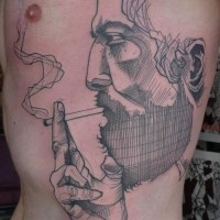 Tatuaje en el costado, hombre severo que fuma