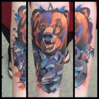 Tatuaje en el antebrazo,
oso y lobo de acuarelas, estilo abstracto