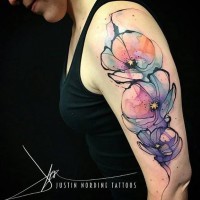 Tatuaje en el brazo, flores hermosas de acuarelas, estilo astracto