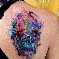 Abstrakter Stil Aquarell Schulter Tattoo mit mystischem Schädel und Blumen