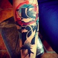Tatuaje  de árbol abstracto multocolor en el antebrazo