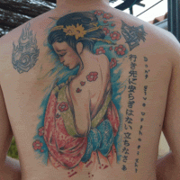 Akkurates schön bemaltes Tattoo am ganzen Rücken mit asiatischer Frauen und Schriftzug