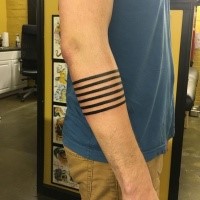 Tatuaje del brazo con tinta negra precisa de líneas paralelas
