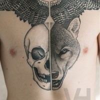Tatuagem de tórax de tinta preta precisa projetada por Valentin Hirsch de raposa e crânios humanos