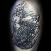 Akkurates schwarzes fantastisches detailliertes Tattoo von kämpfendem  Krieger mit Axt