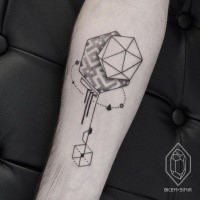 Präzise Blackwork-Stil Unterarm Tattoo von verschiedenen geometrischen Figuren