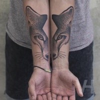 Desenhos animados precisos como tatuagem de antebraço por Valentin Hirsch de cabeça de raposa