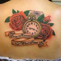 Tatuaje en la espalda, reloj con rosas, telaraña y inscripción