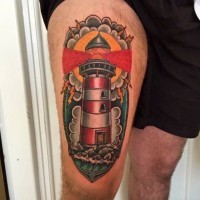 Akkurater bunter Leuchtturm Tattoo am Oberschenkel mit Blitz und Wellen