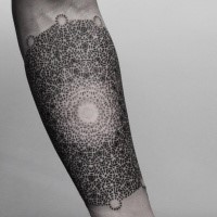 Tatuaggio all'avambraccio stile puntino dall'aspetto creativo alla moda