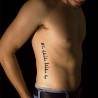 Tatuaje en el costado,   inscripción hebrea preciosa